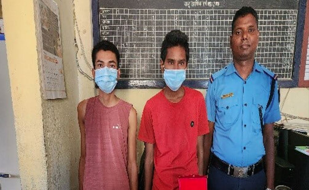 सिरहामा खैरो हिरोइनसहित दुई जना पक्राउ