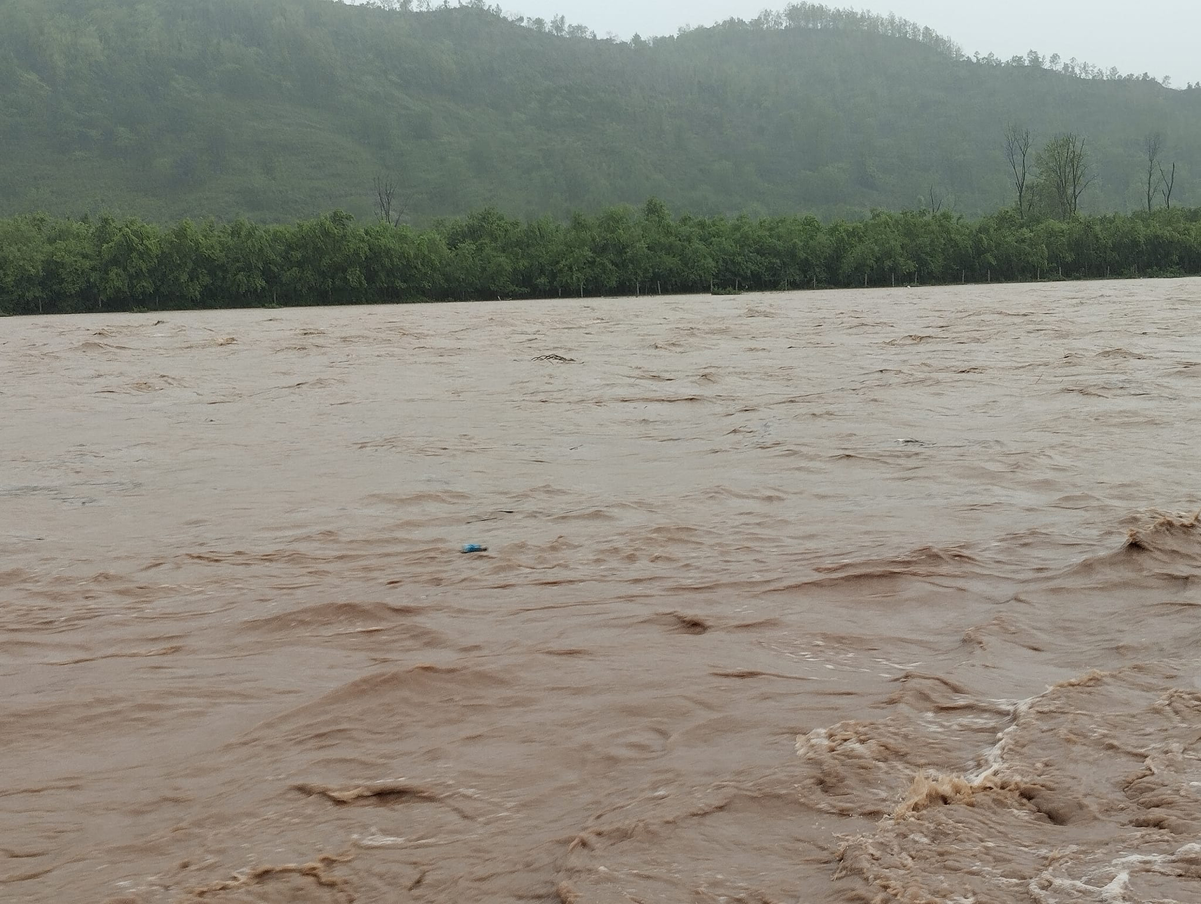 पृथ्वी राजमार्गको कल्भर्ड बाढीले बगायो, यातायात ठप्प