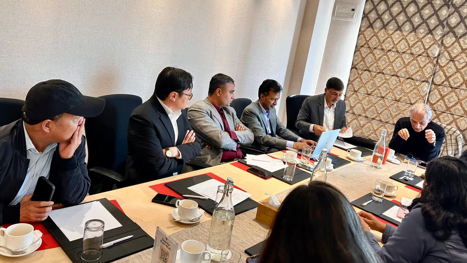 माओवादी छोडेका जनार्दन शर्मा बाबुराम र डीपीसँग होटल एम्बास्डरमा