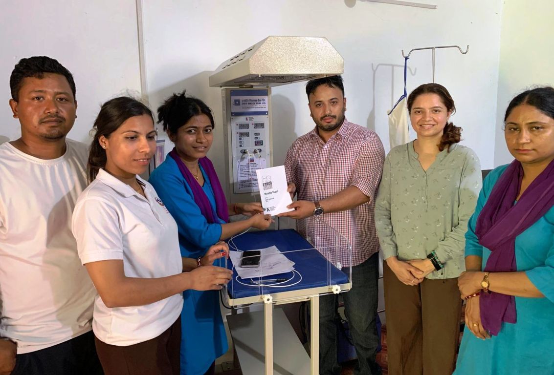 ज्योति विकास बैंकद्वारा रोल्पाको घर्ती गाउँ हेल्थ पोस्टलाई बेबी वार्मर प्रदान
