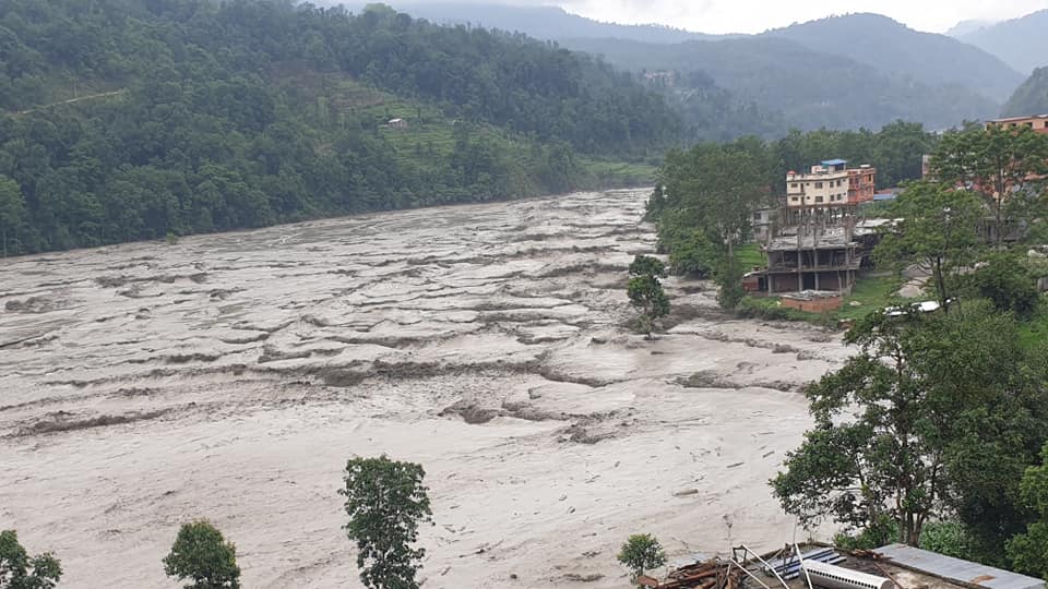 मेलम्चीमा बाढीको वितण्डाः खतरा बढ्दै छ, मान्छे कति बेपत्ता भए, यकिन छैन