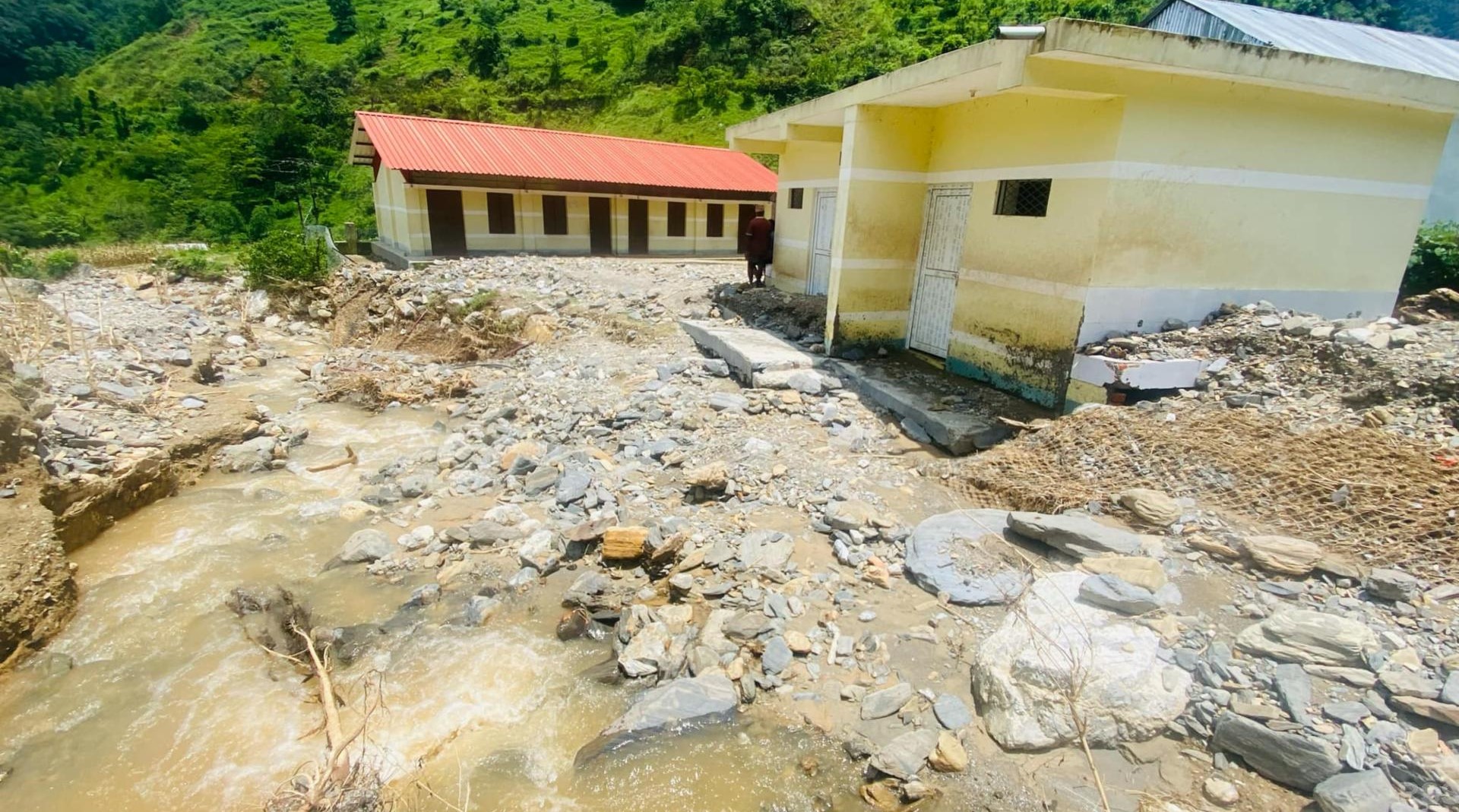 टिउरी खोलाको बाढीले पैयुँको विद्यालयमा क्षति, वडाध्यक्ष भन्छन्- विद्यालय नै स्थानान्तरण गर्नुपर्ने भयो