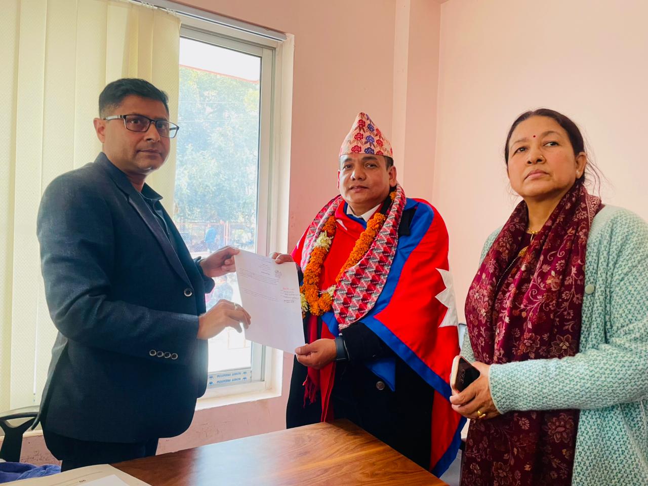 नुवाकोट १ मा एमालेका बद्री मैनालीले गरे उम्मेदवारी दर्ता