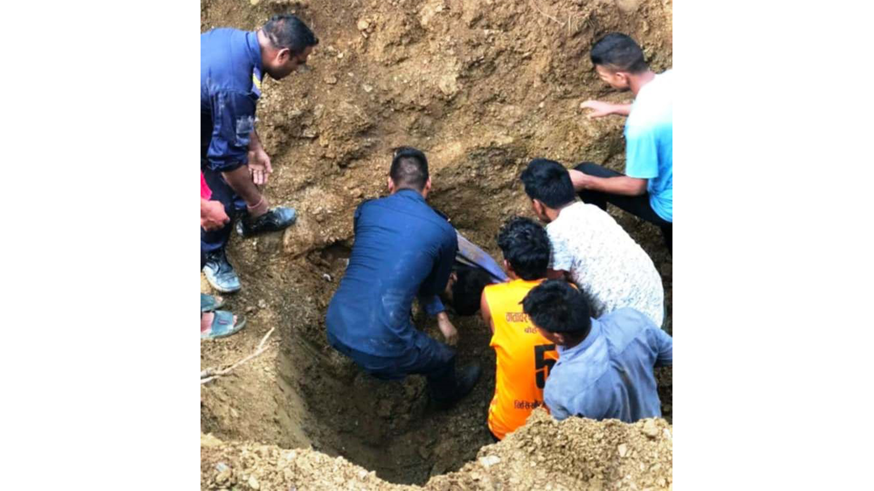 बागलुङमा जेसीबीले बाटो बनाउने क्रममा माटोको ढिस्कामा पुरिएका दुई जनाको मृत्यु, एक घाइते
