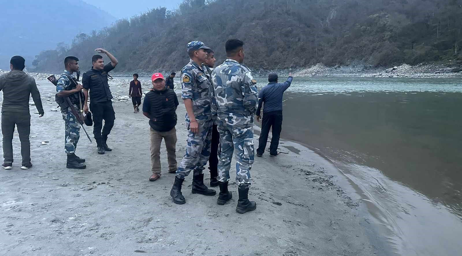 होली खेलेर नुहाउन जाँदा सुनकोसीमा बेपत्ता भएका बालबालिका खोज्न सशस्त्र प्रहरीको गोताखोर परिचालन