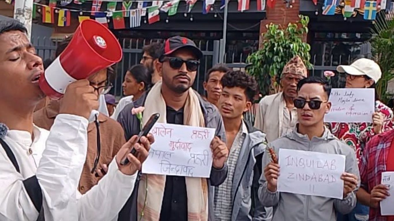सुकुम्बासी बस्तीमा प्रहरीद्वारा माजिदहरूलाई चोट, माइतीघरमा प्रदर्शनकारीद्वारा प्रहरीलाई फूलको बोट