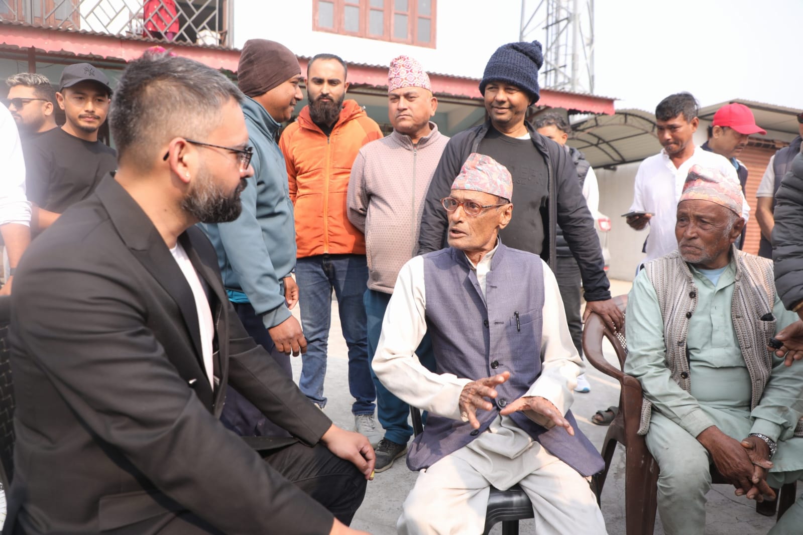 पार्टीका नेता र कार्यकर्तालाई थाहा नै नदिई घरदैलोमा निस्किए बालेन, ओली पनि यलम्बर चोकबाट अघि बढे