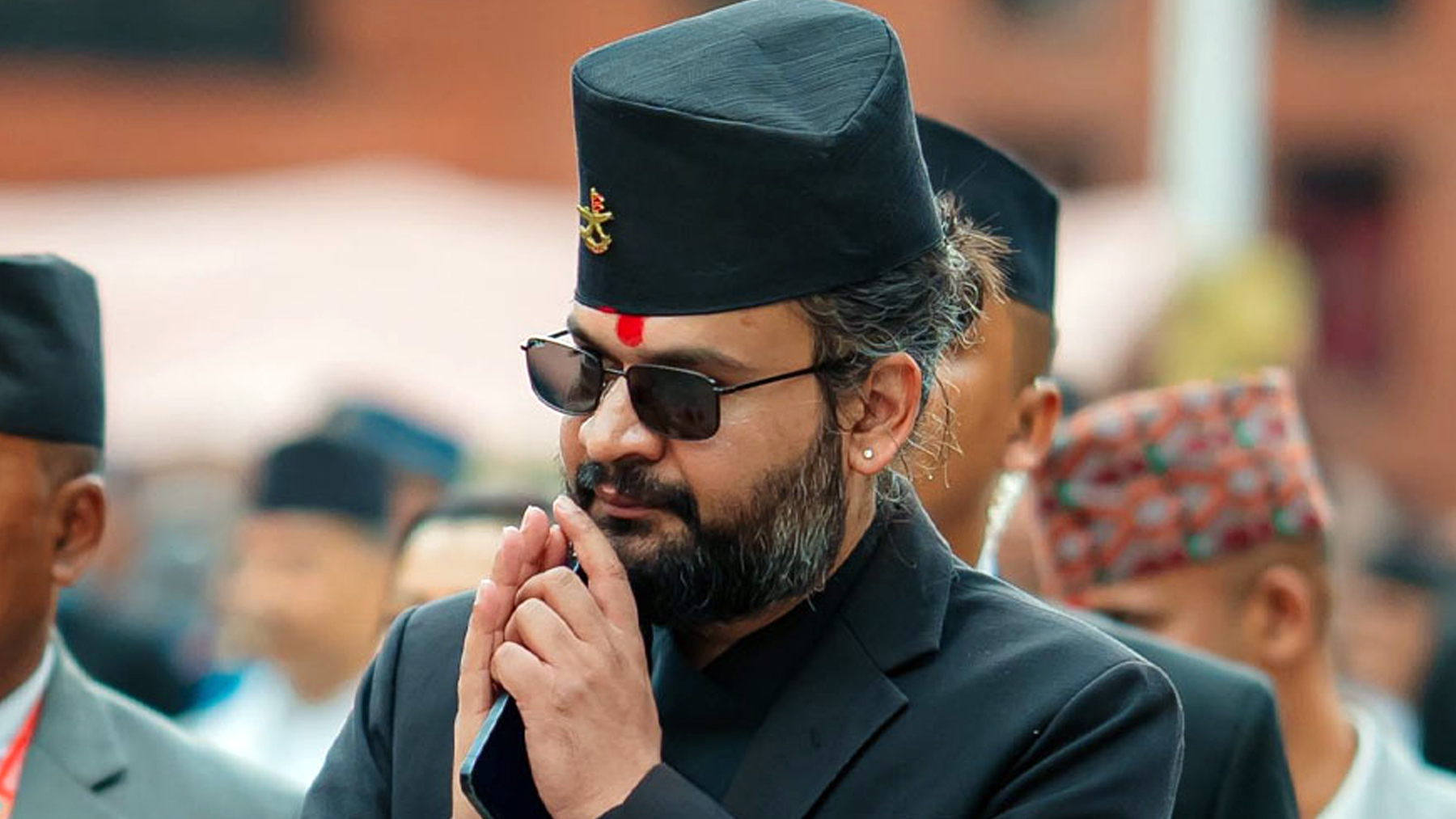 प्रधानमन्त्री शाह कालो चस्मा लगाएरै संसद बैठकमा जाने, यस्तो छ सेनाको अस्पतालले दिएको रिपोर्ट