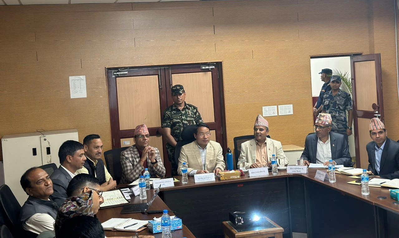 अर्थमन्त्री पुनद्वारा वीरगञ्ज भन्सारको निरीक्षण, राजस्व चुहावट नियन्त्रण गर्न निर्देशन