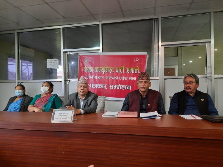 पत्रकारमाथि खनिँदै पूर्वमन्त्री बस्नेतले भने- टेबुल फालेको होइन, मिलाएको हो 