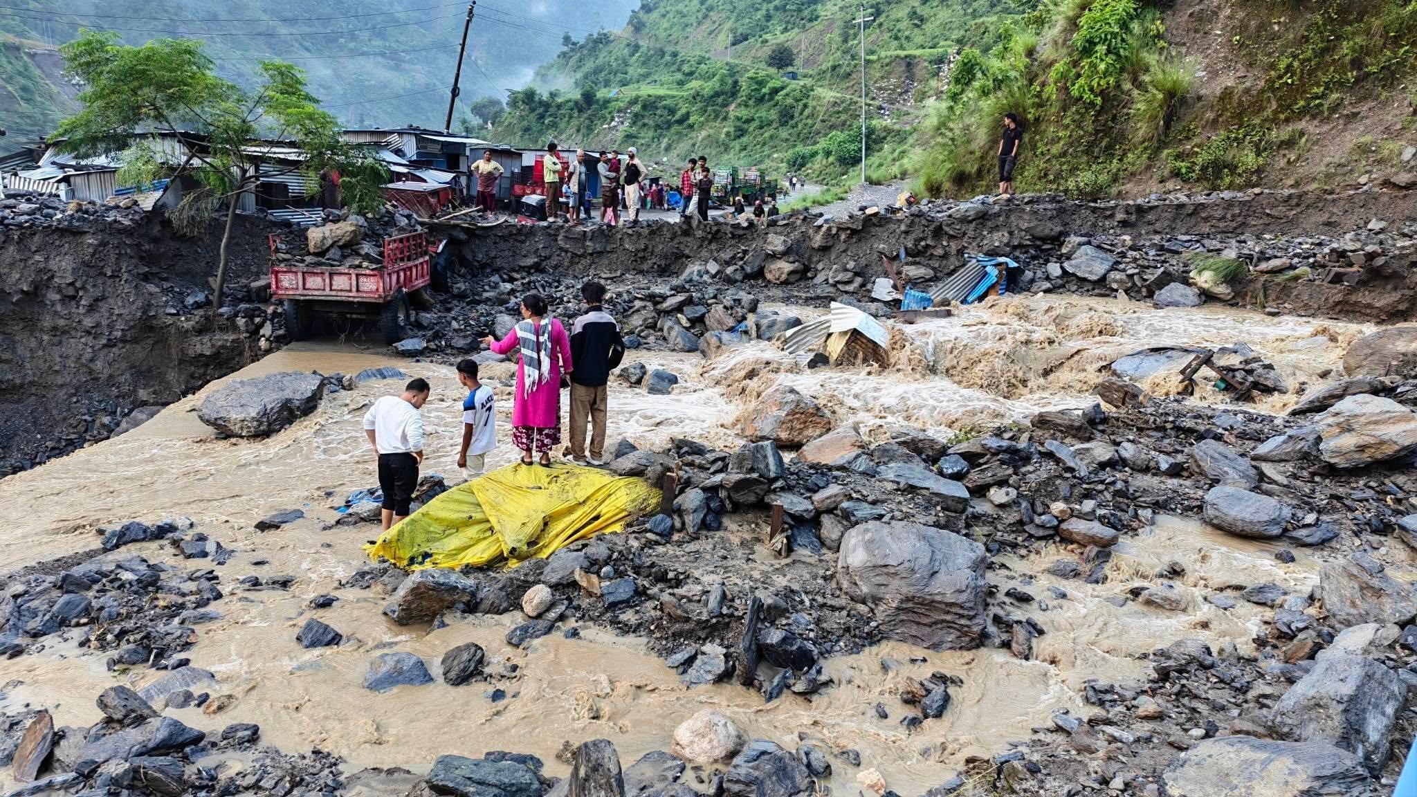 जाजरकोटको नलगाडमा भूकम्पपीडितका अस्थायी टहरामा पस्यो बौलाहखोलाको बाढी