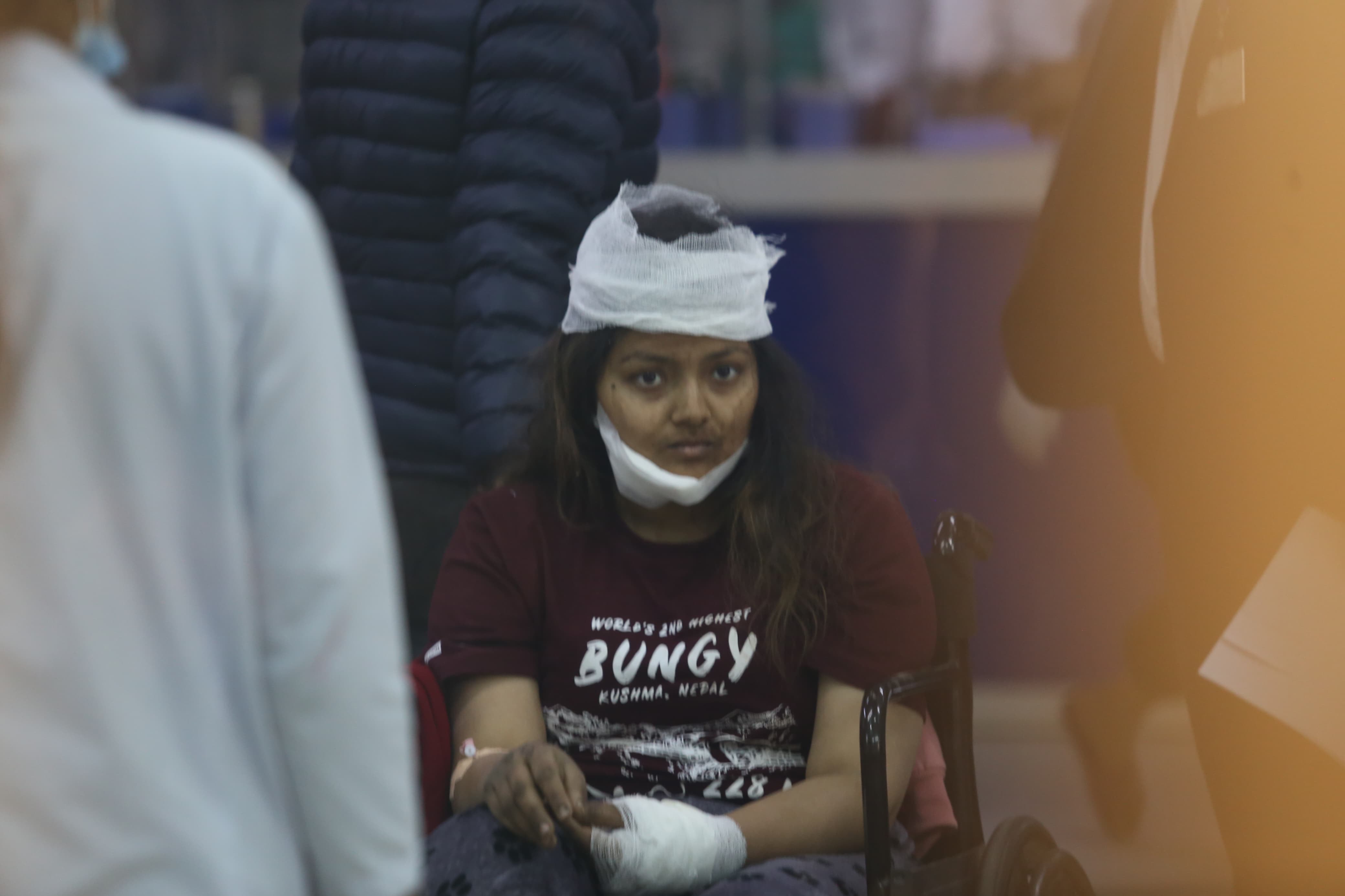 धादिङ बस दुर्घटनाका घाइतेहरूको काठमाडौंमा यसरी हुँदै छ उपचार (तस्वीरहरू)