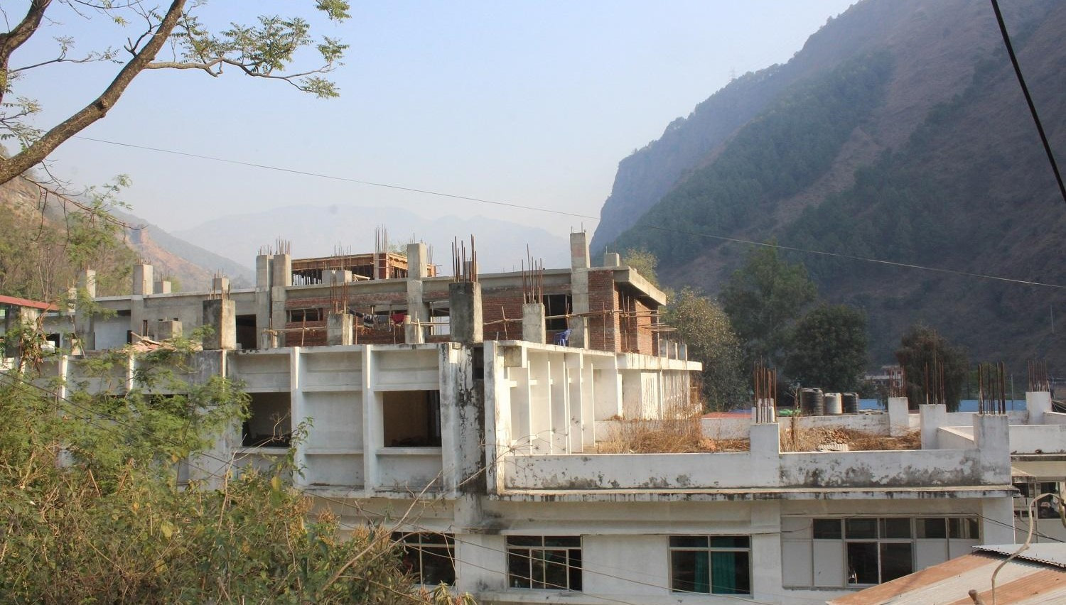 अस्पताल निर्माणमा चरम ढिलासुस्ती, चार वर्ष पहिल्यै सकिनुपर्ने काम अझै अलपत्र