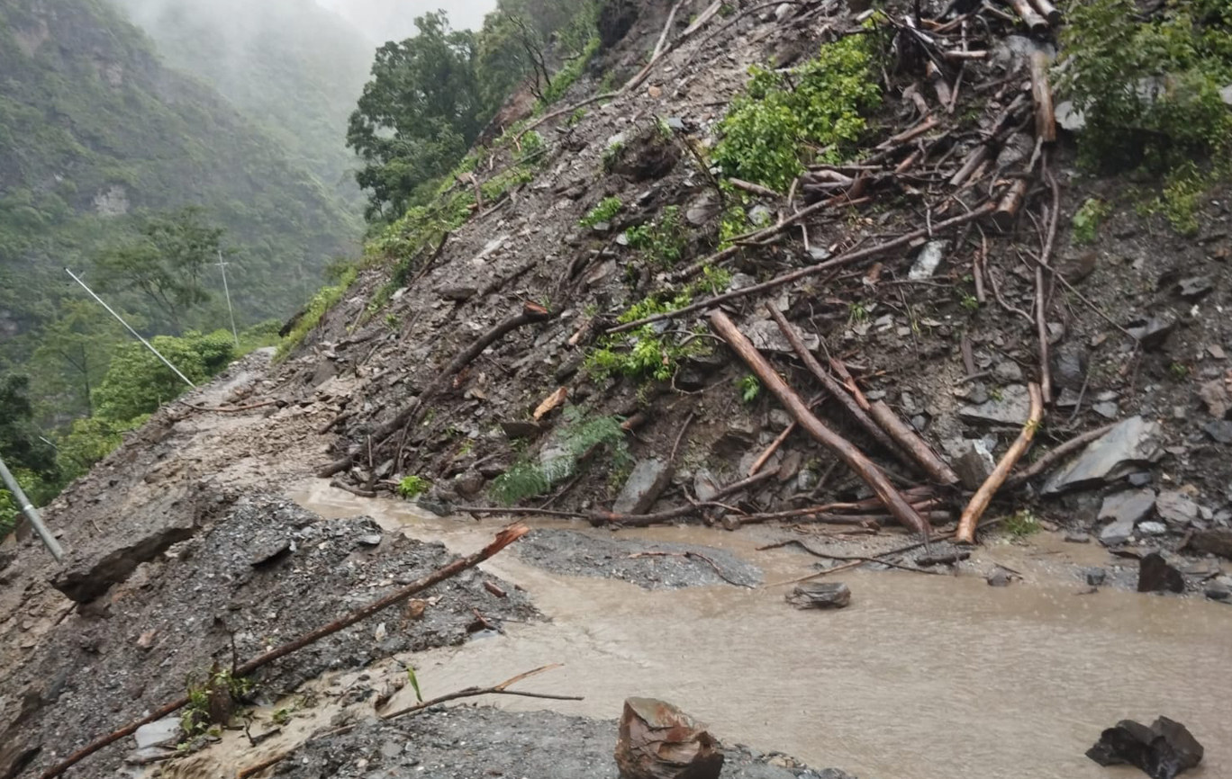 पहिरोले म्याग्दीका प्रमुख सडक अवरुद्ध,  झरीले पहिरो पन्छाउन समस्या