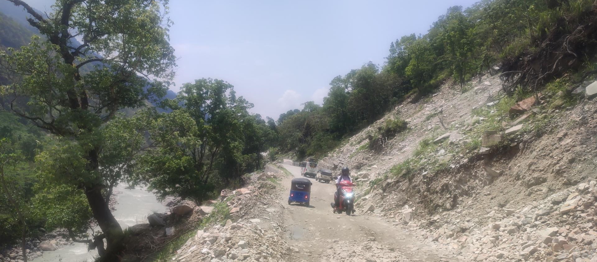 जोखिम बन्दै बेँसीसहर–चामे सडकयात्रा
