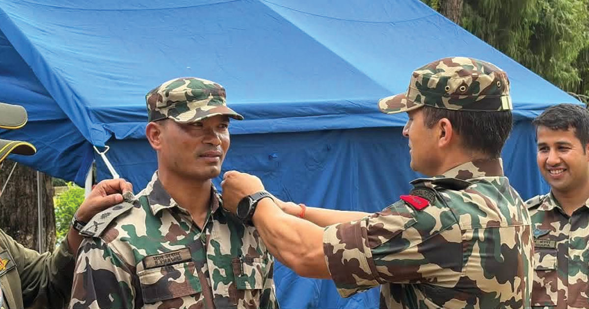 बाढीपछि उद्धारमा खटिएका भरत खवासको मेजरमा बढुवा, फिल्डमै प्रदान गरियो दर्ज्यानी चिह्न