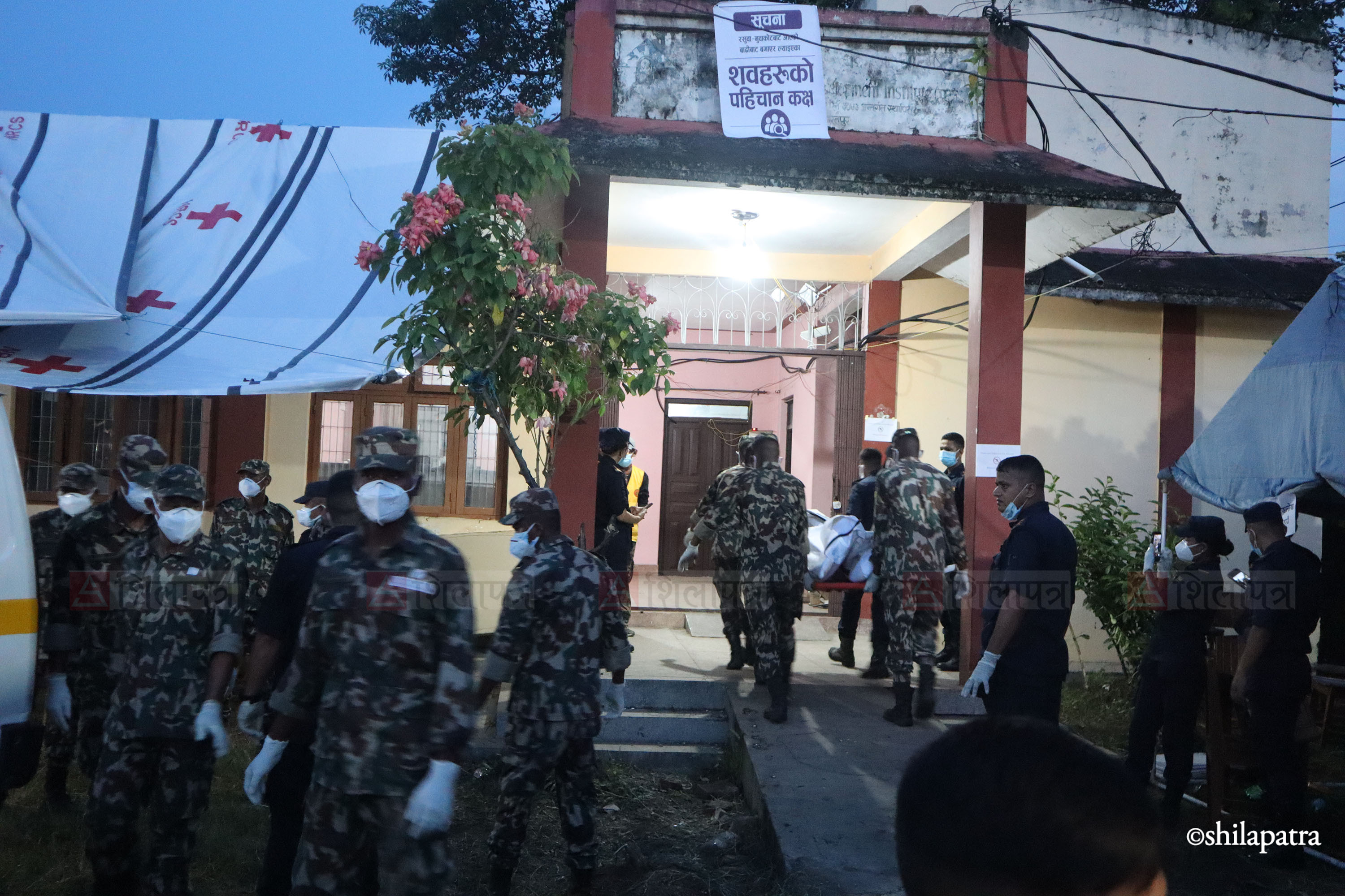 बाढीमा मृत्यु भएकाकाे शव भरतपुर ल्याइयाे, शुक्रबारदेखि सनाखत सुरु गरिने (तस्वीरहरू)