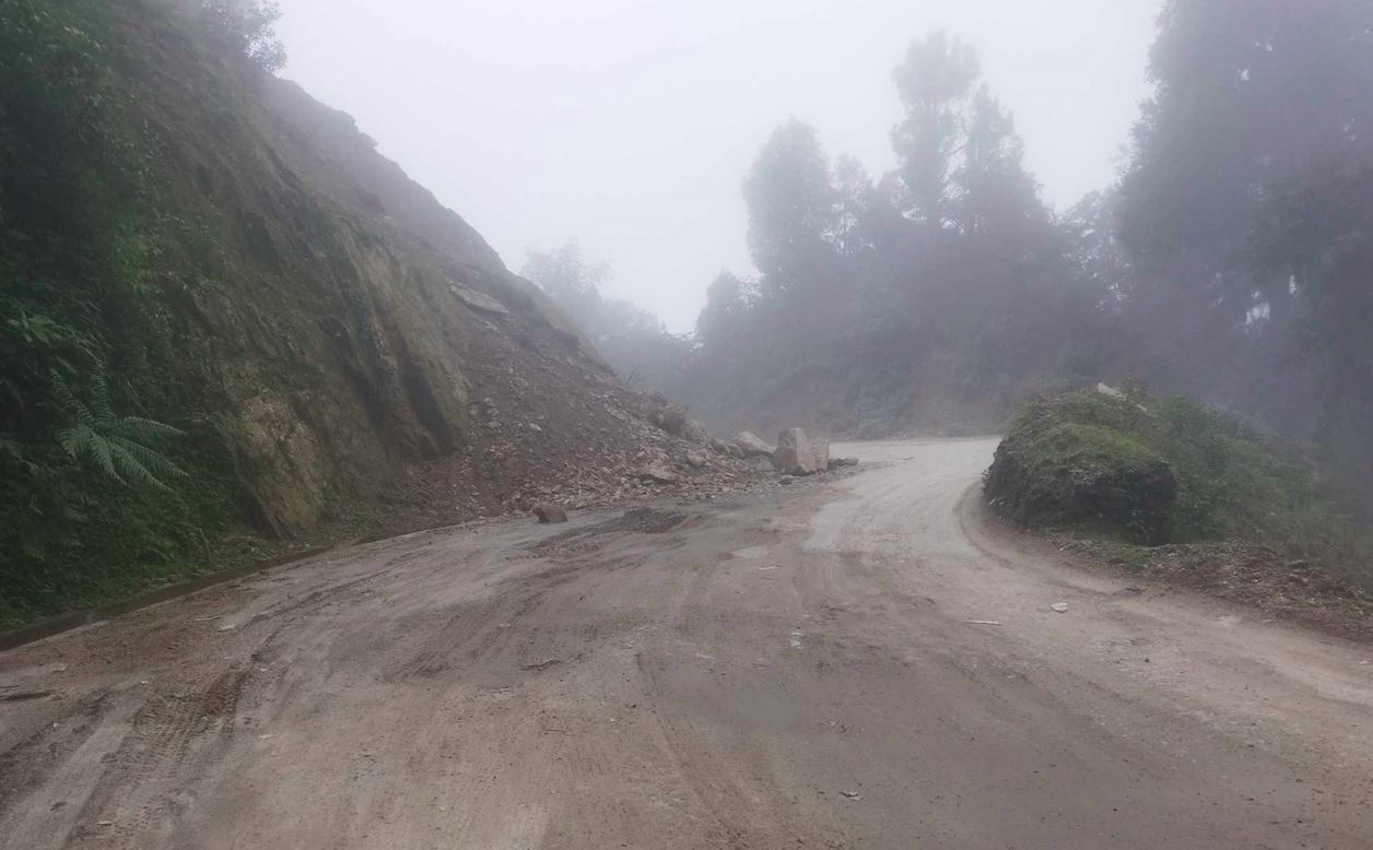 सुदूर पहाडको ‘लाइफलाइन’ सडक दयनीय, तीन दशकसम्म भएन स्तरोन्नति