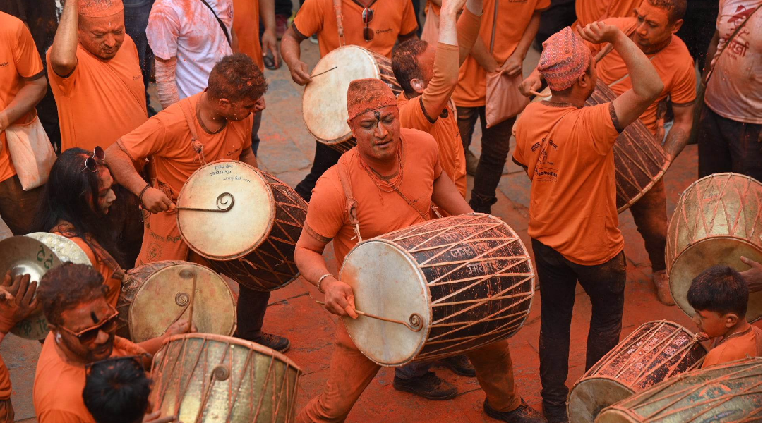 रङ्गिए थिमीबासी, सिन्दुर जात्रामा विदेशी पर्यटक पनि (तस्वीरहरू)