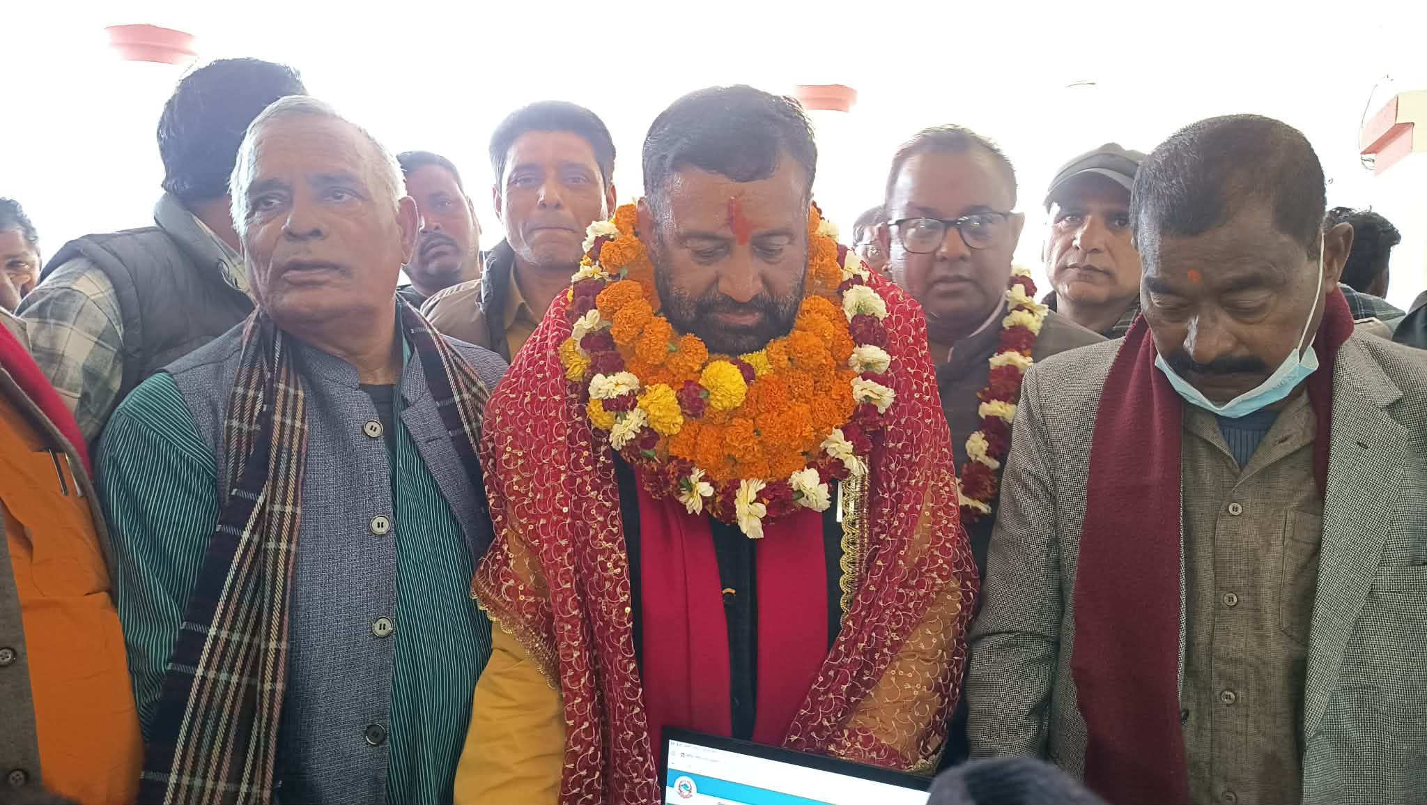  कांग्रेस नेता विमलेन्द्र निधिले धनुषा ३ बाट उम्मेदवारी दर्ता गराए