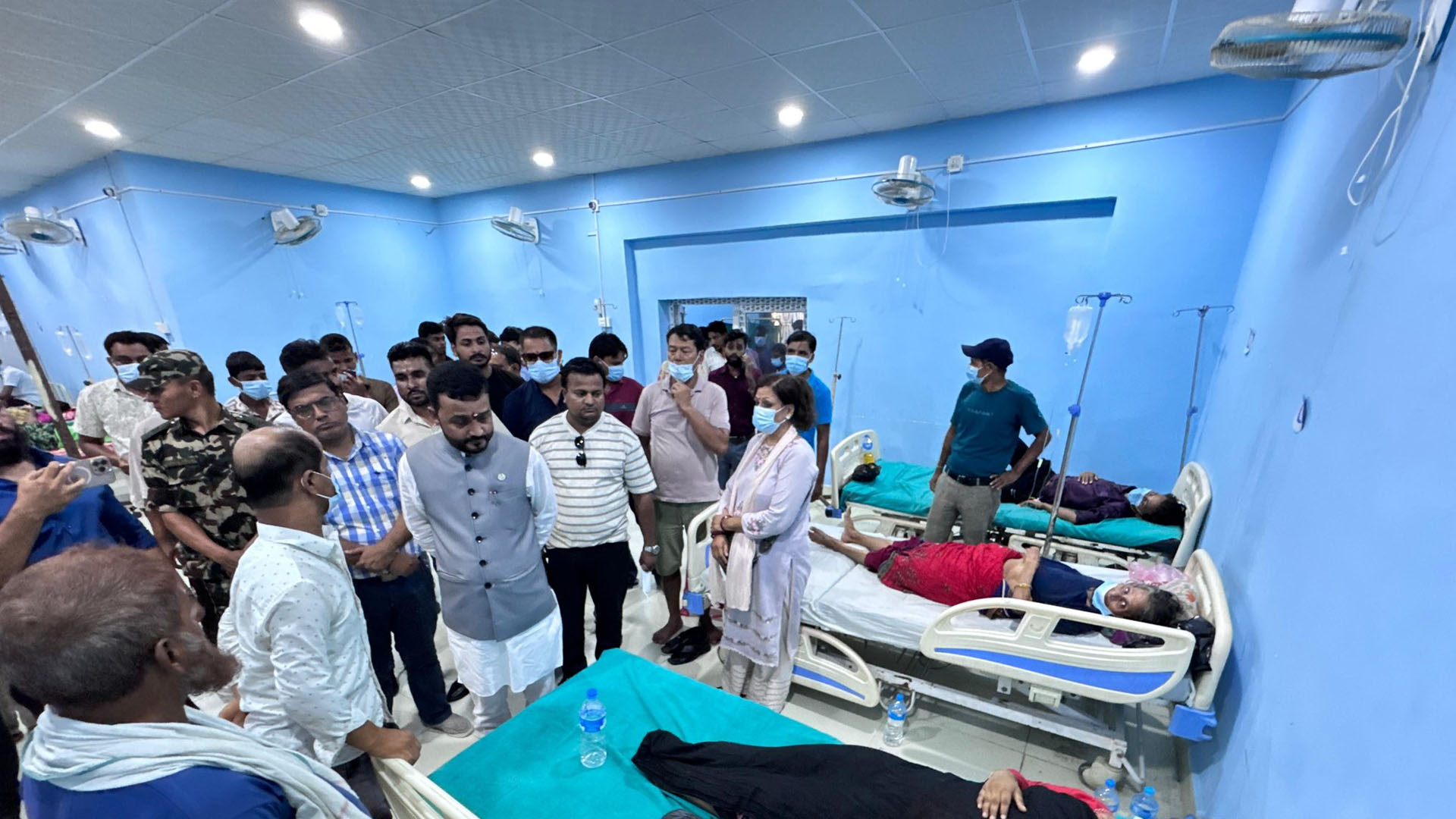 हैजा संक्रमणले वीरगञ्जमा आपत्, अस्पतालमा बेड नपाएर भुईंमै राखेर बिरामीको उपचार