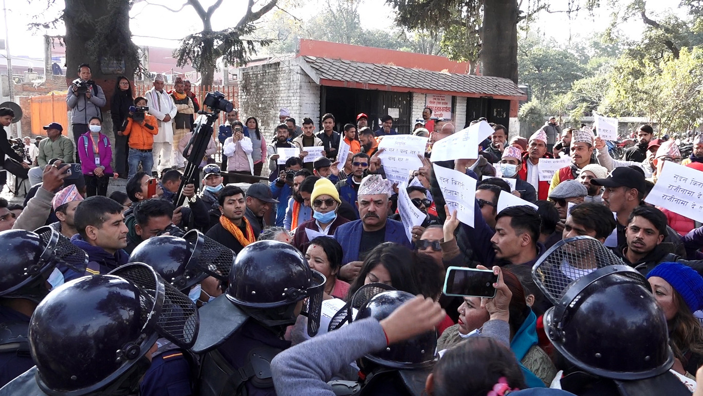 पर्यटनमन्त्रीलाई तत्काल बर्खास्त गर्न माग गर्दै पशुपति क्षेत्रमा विरोध प्रदर्शन (फोटो फिचर)