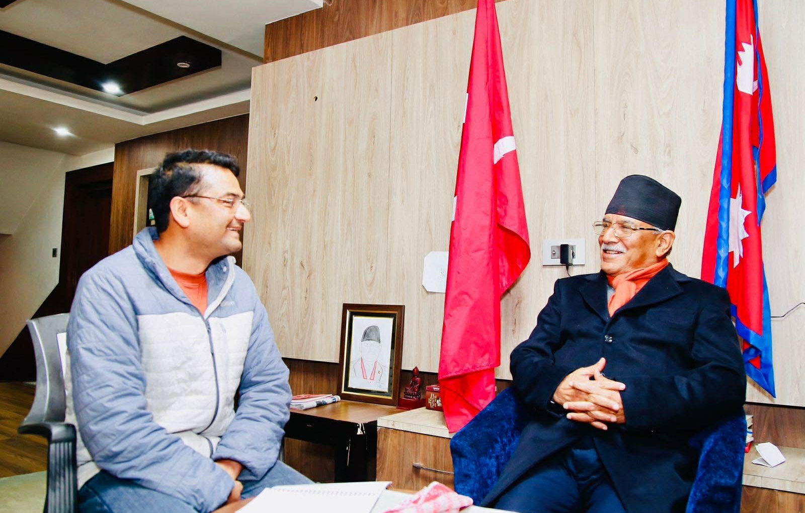 प्रचण्डसँग रुपन्देही– २ का उम्मेदवार विश्वदीप पाण्डेको भेट