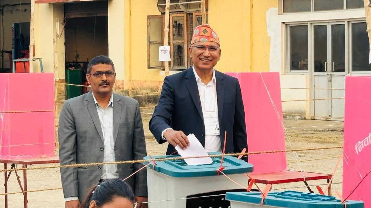 एमाले उपाध्यक्ष विष्णु पौडेलले गरे मतदान