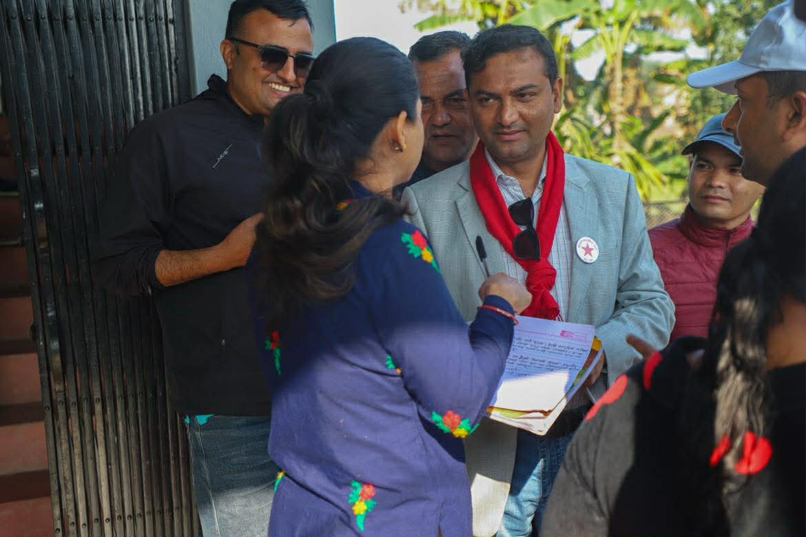 नेकपाका उम्मेदवार पाण्डेले रुपन्देही– २ का मतदातासँग गरे सडक बनाउने लिखित प्रतिबद्धता