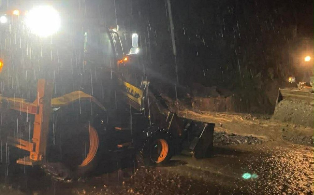 वर्षाले बीपी राजमार्गमा यातायात अवरुद्ध