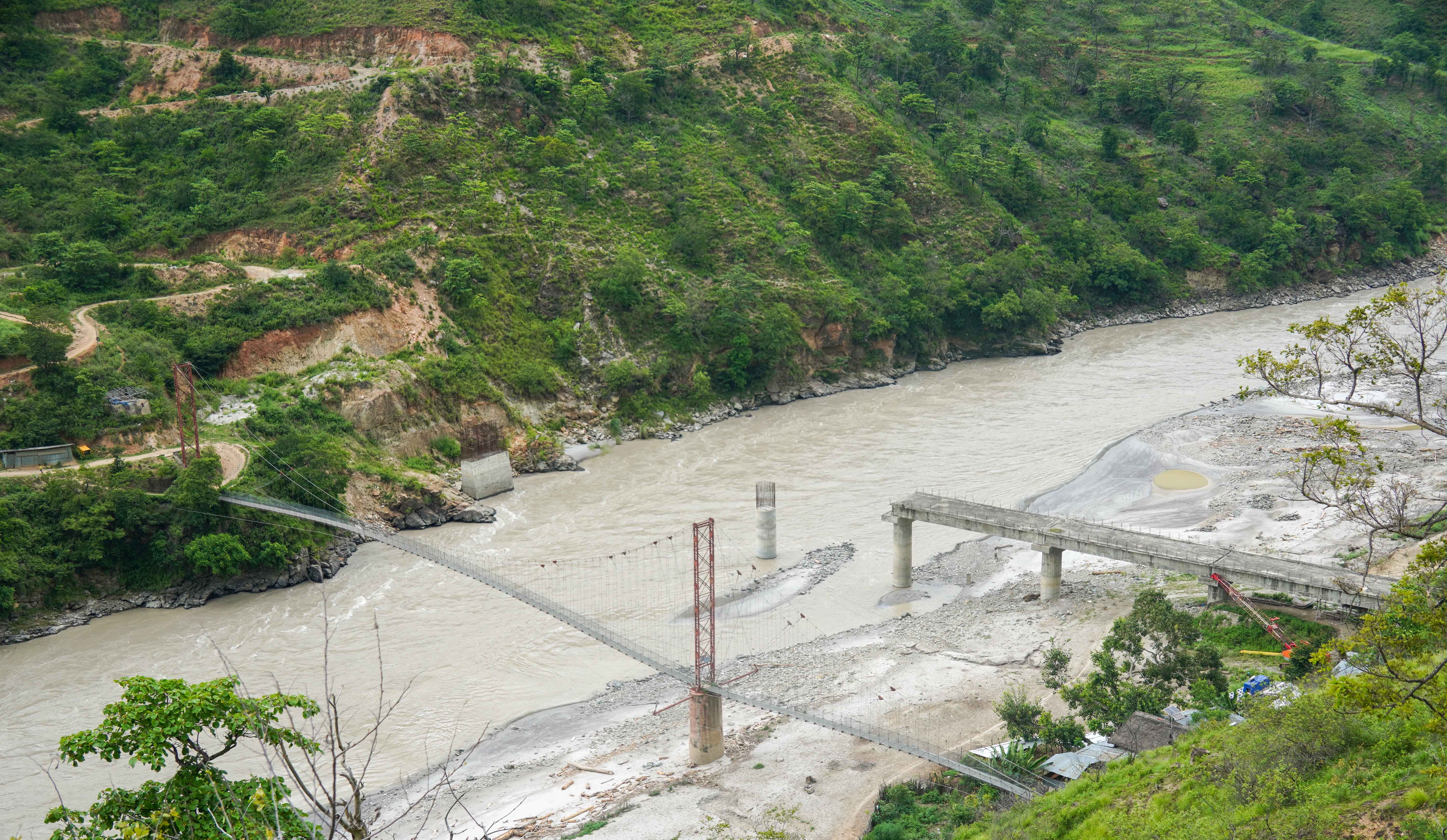 अधुरा पुल कति जोखिम पूर्ण ?