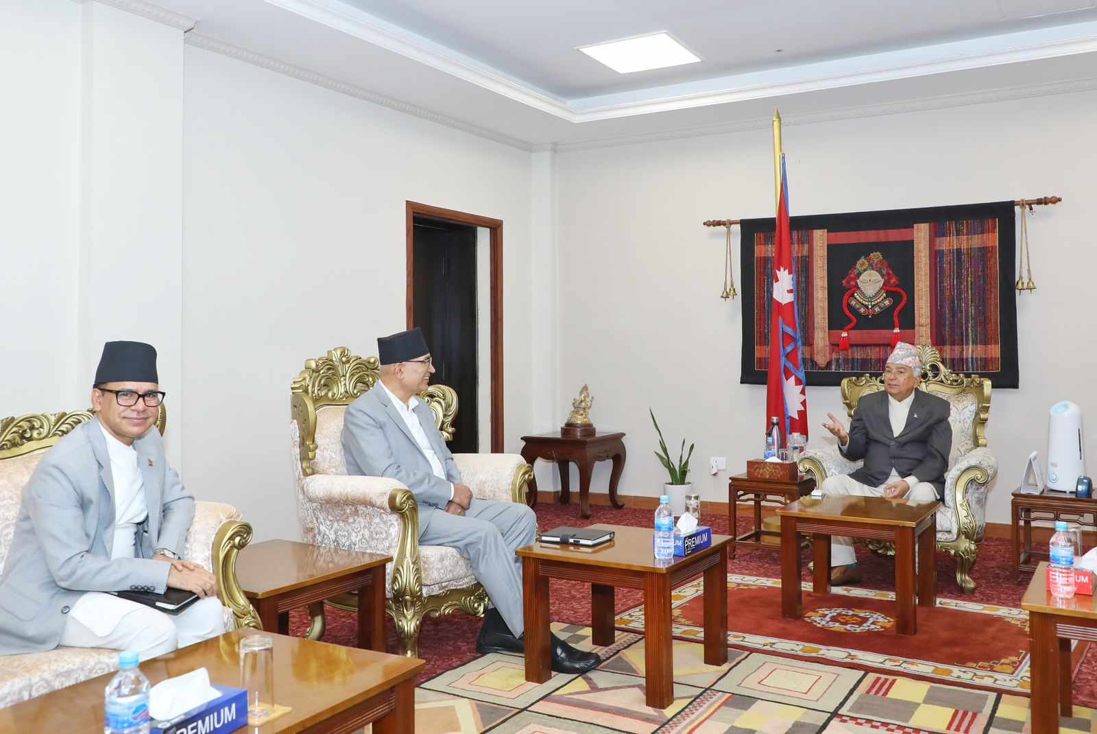 अर्थमन्त्रीले राष्ट्रपतिलाई गरे बजेटबारे ब्रिफिङ