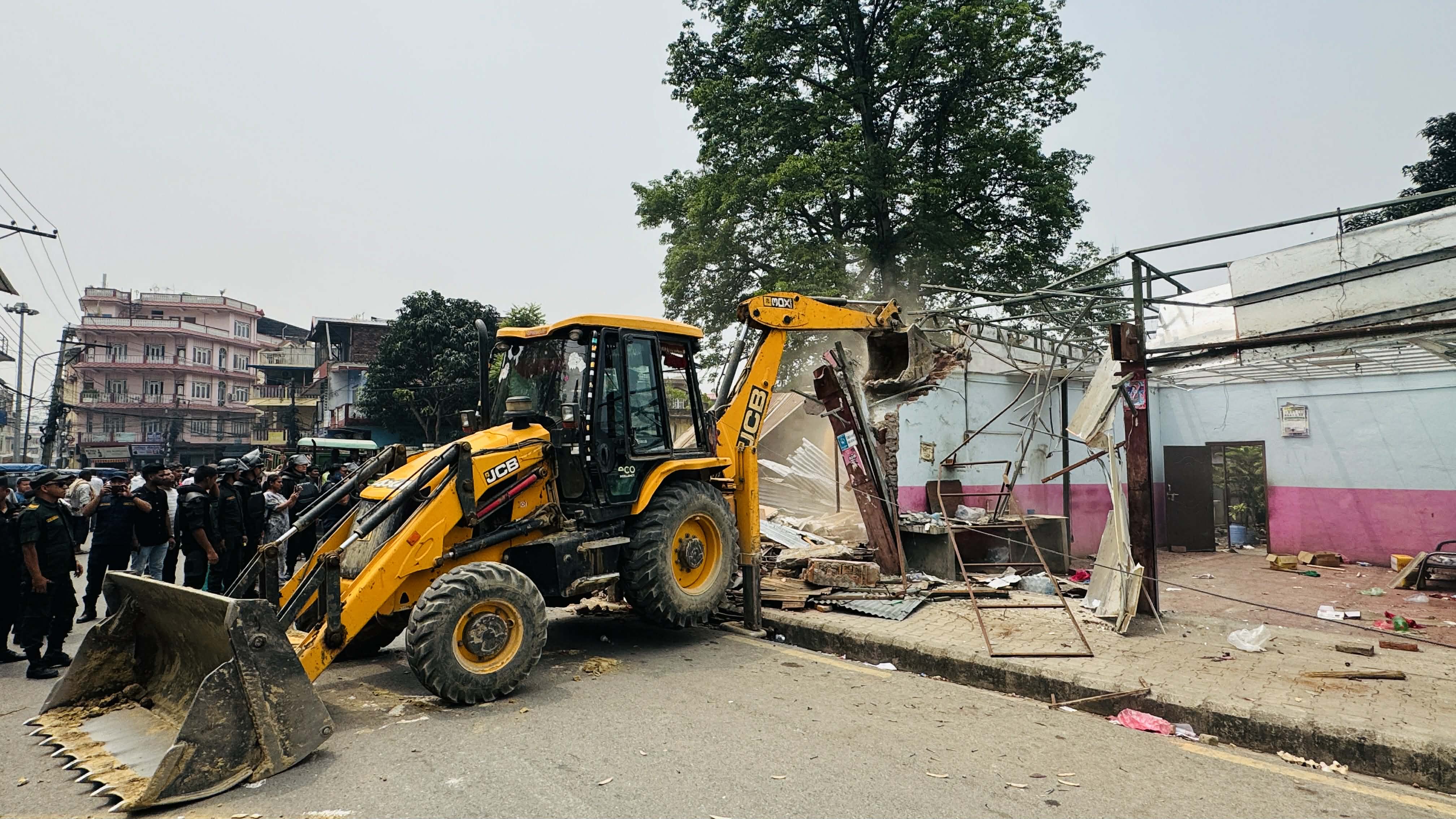 बुटवलमा सरकारी जग्गामा बनाइएका संरचना हटाउन डोजर चलाइयो