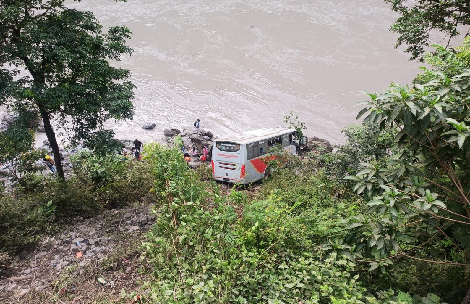 नेपालगञ्जबाट काठमाडौं आइरहेको बस कारसँग ठोक्किएर त्रिशूली किनारमा खस्यो