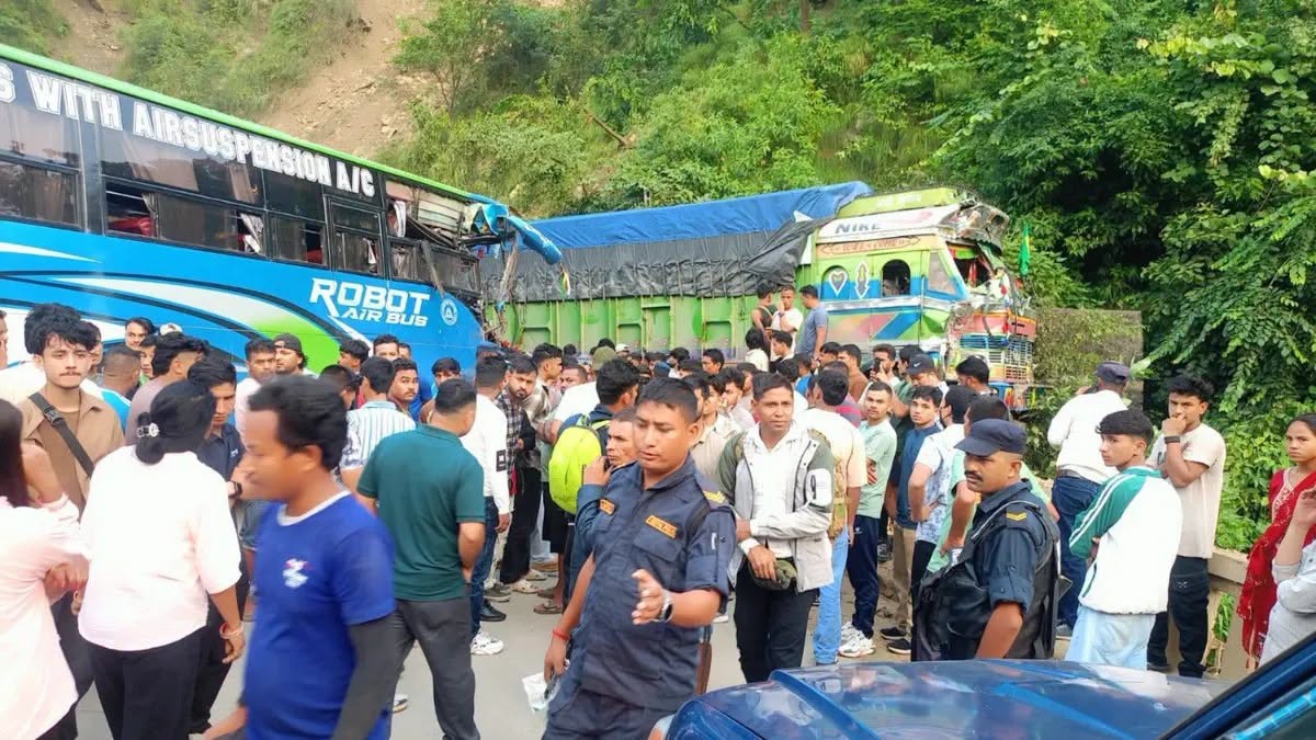 कपिलवस्तुमा बस र ट्रक ठोक्किँदा चालकको मृत्यु, ११ जना घाइते