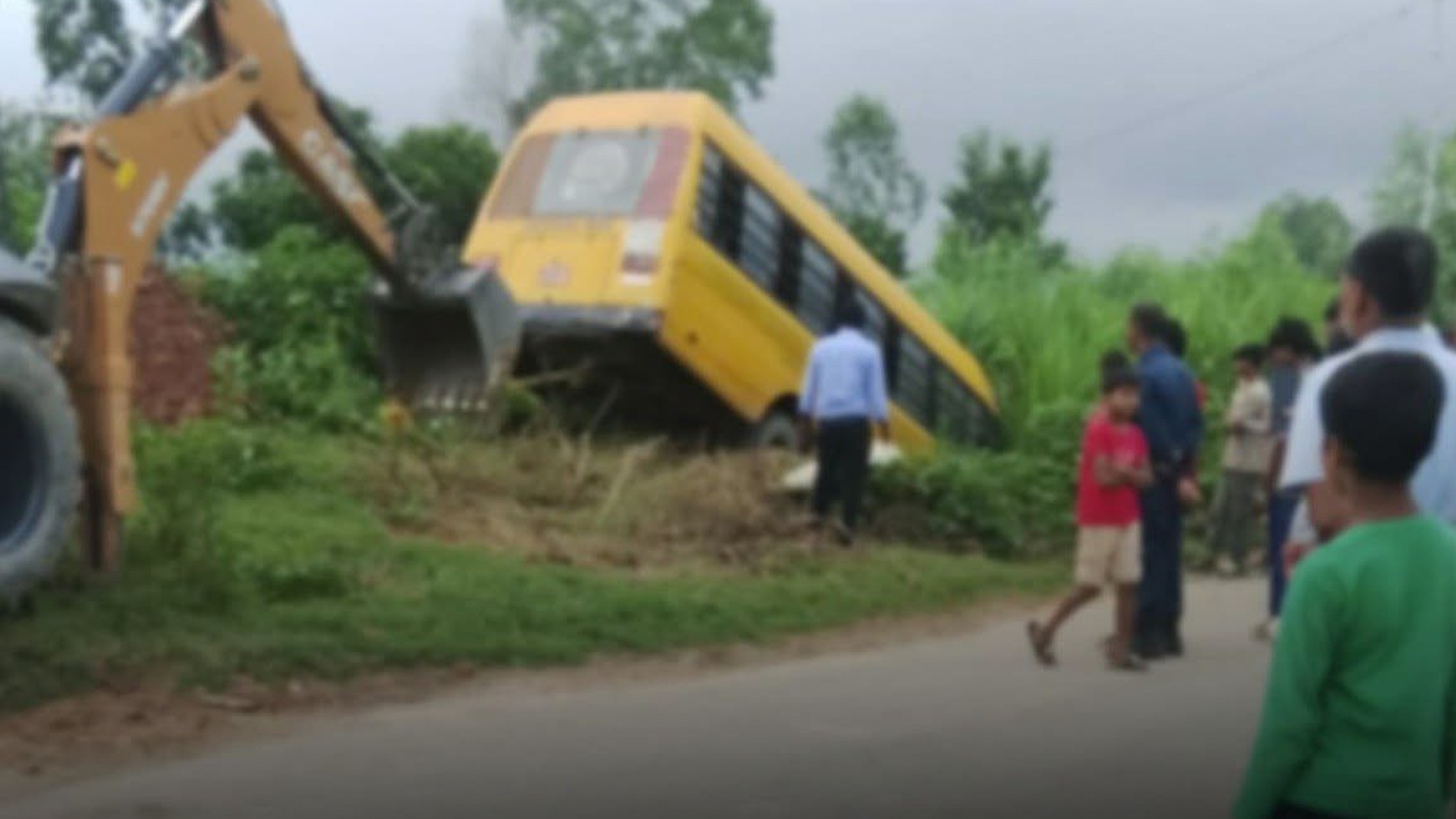 महोत्तरीमा स्कुल बस दुर्घटना हुँदा चालकसहित ६ जना घाइते