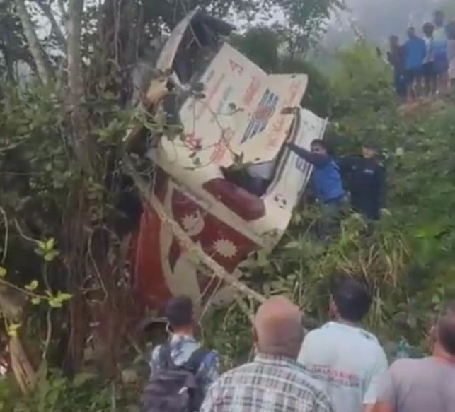 काठमाडौंबाट गोरखा जाँदै गरेको बस टारीफाँटमा पल्टियो, २१ जना घाइते