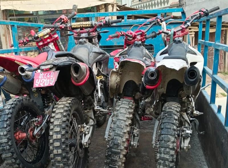 चर्को आवाज निकाल्ने ८ मोटरसाइकल प्रहरीको नियन्त्रणमा