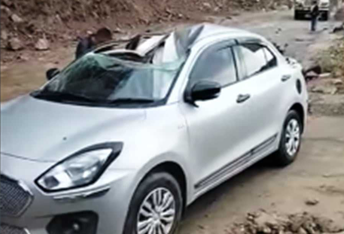 सिद्धबाबा मन्दिरनजिक गुडिरहेको कारमाथि ढुंगा खसेपछि..