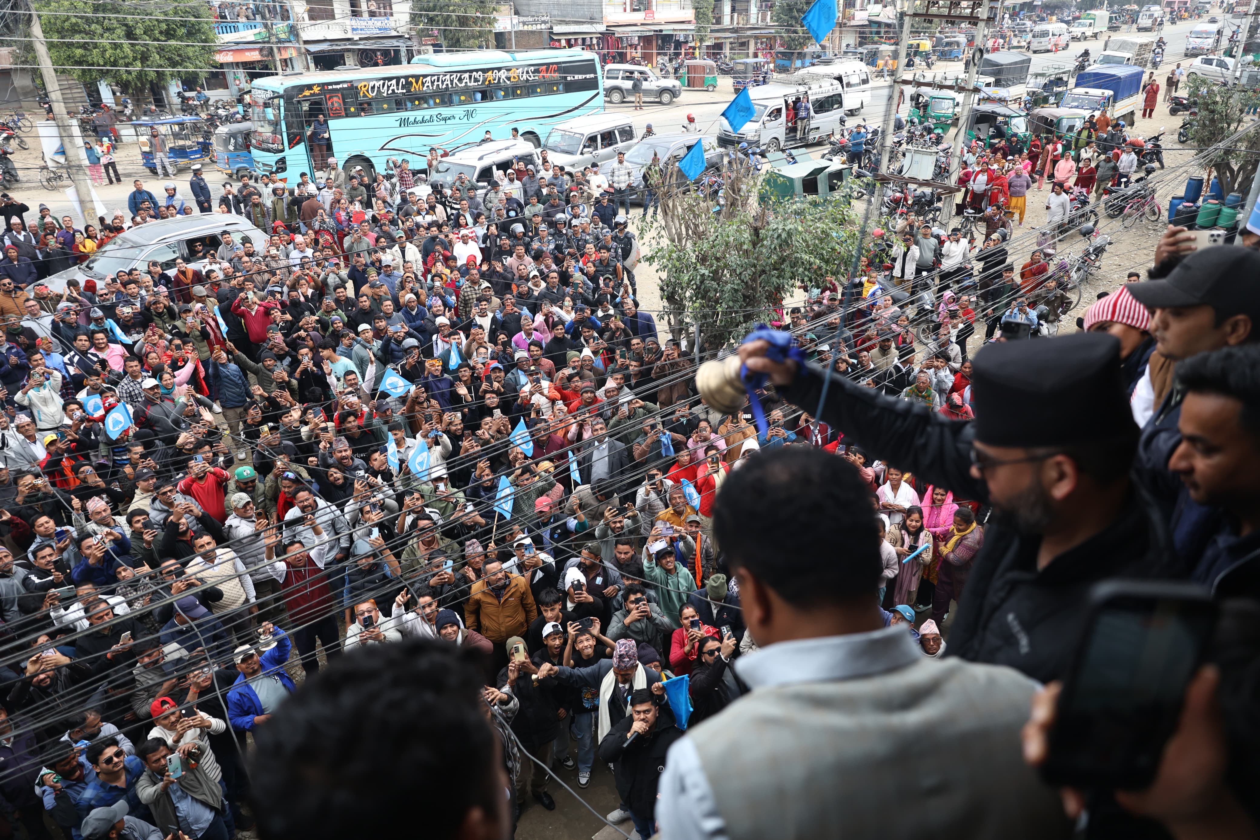 घण्टी बजाउँदै राष्ट्रिय झण्डा बोकेर कञ्चनपुर पुगे बालेन (तस्वीरहरू)