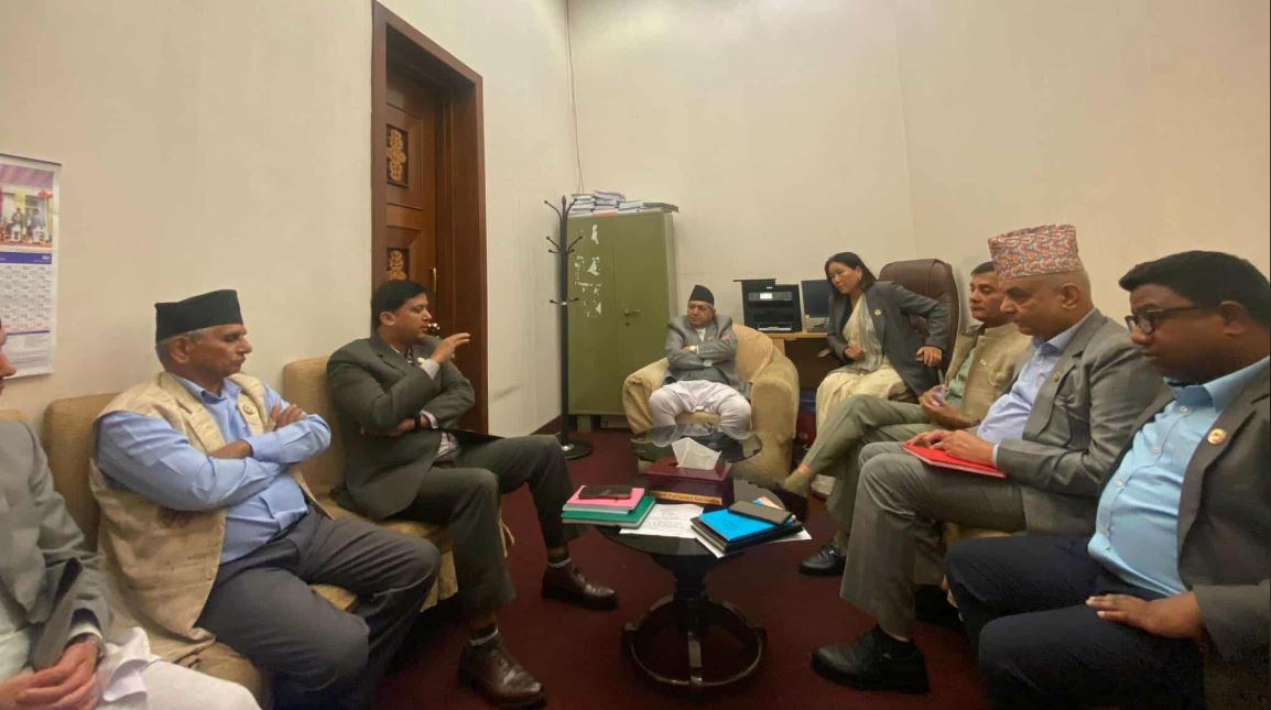 संसदको अवरोध हटाउने विषयमा प्रमुख सचेतकहरूसँग छलफलमा सभामुख घिमिरे
