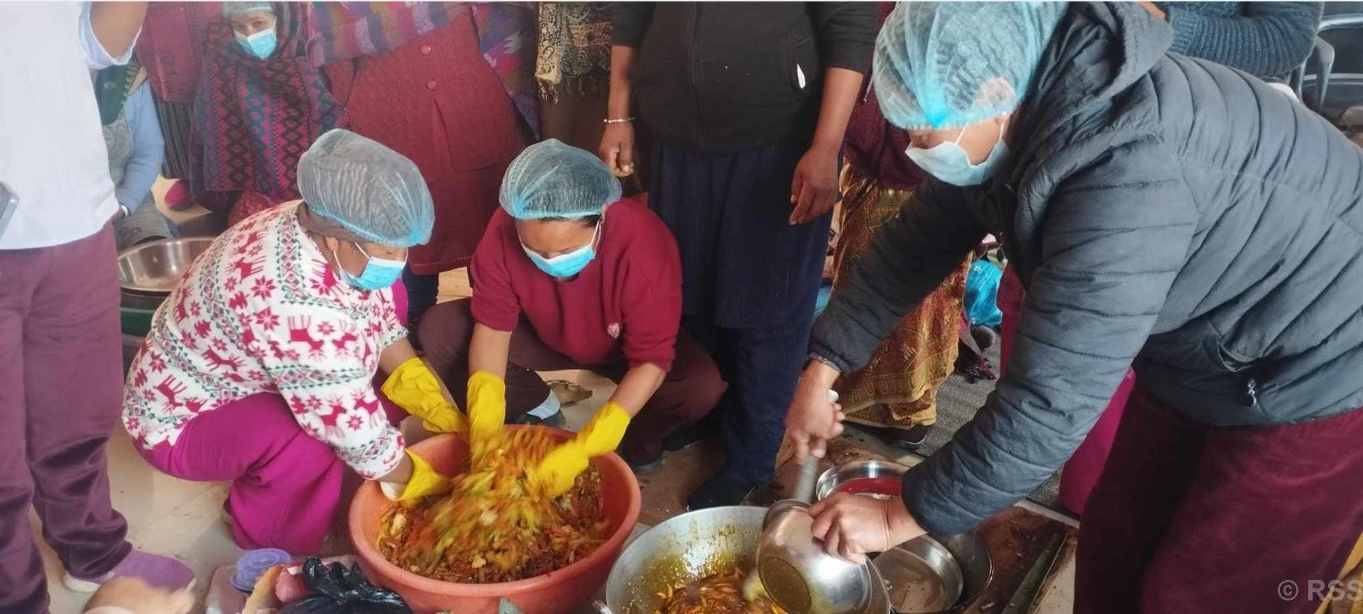चौबिसे घुम्ने पर्यटकलाई अचार कोसेली