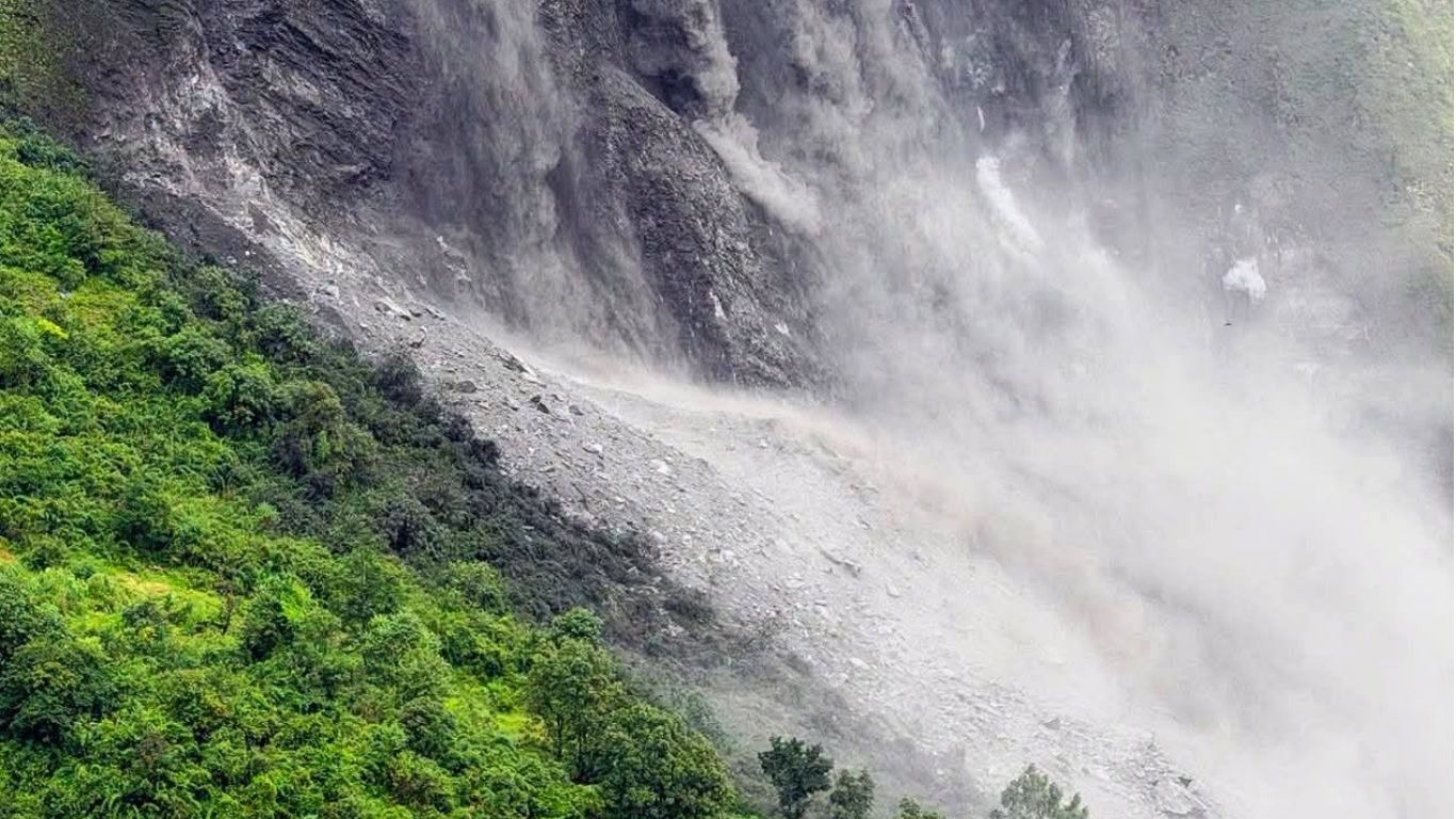 पहिरोले चाैलानी नदी आधा थुनियो, तटीय क्षेत्रमा सतर्कता अपनाउन आग्रह