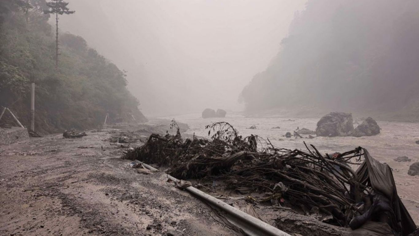 चीनले भन्यो– नेपालका दुई नदीको दोभानमा ठूलो ताल बनेको छ, तीन दिनभित्र फुट्छ !