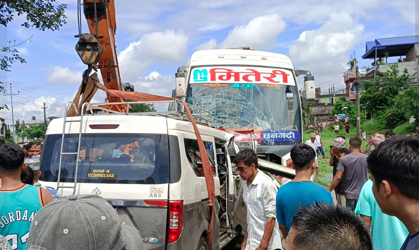 चितवनमा बस र माइक्रो एकापसमा ठोक्किँदा सात जनाको मृत्यु, १८ जना घाइते