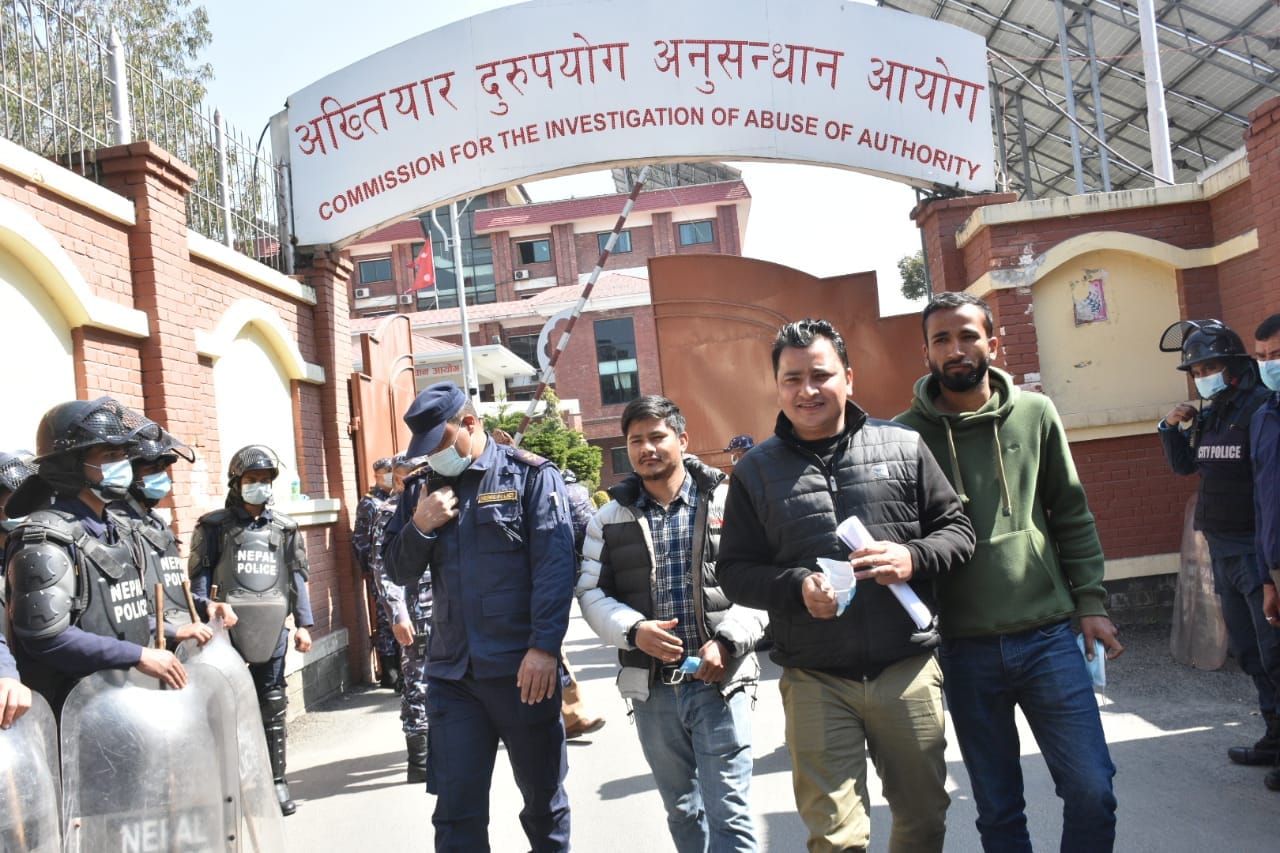 ओलीसहित एमालेका पाँच नेताविरुद्ध नीतिगत भ्रष्टाचारको उजुरी