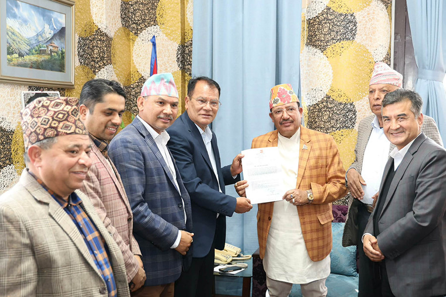 चुनाव प्रचारमा राष्ट्रिय झण्डाकाे दुरुपयोग भएकाे भन्दै निर्वाचन आयाेग पुग्याे कांग्रेस