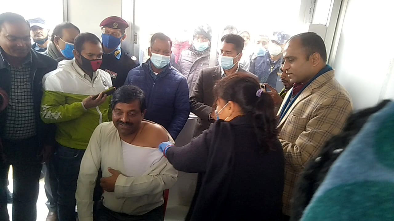 प्रदेश २ मा मन्त्री यादवले लगाए कोरोनाविरुद्धको पहिलो खोप