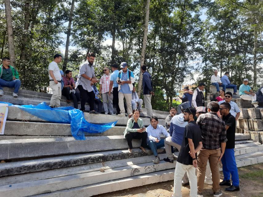एमालेको विधान महाधिवेशन: नेता हलमा, कार्यकर्ता चर्को घाममा छहारी खोज्दै (तस्वीरहरू)