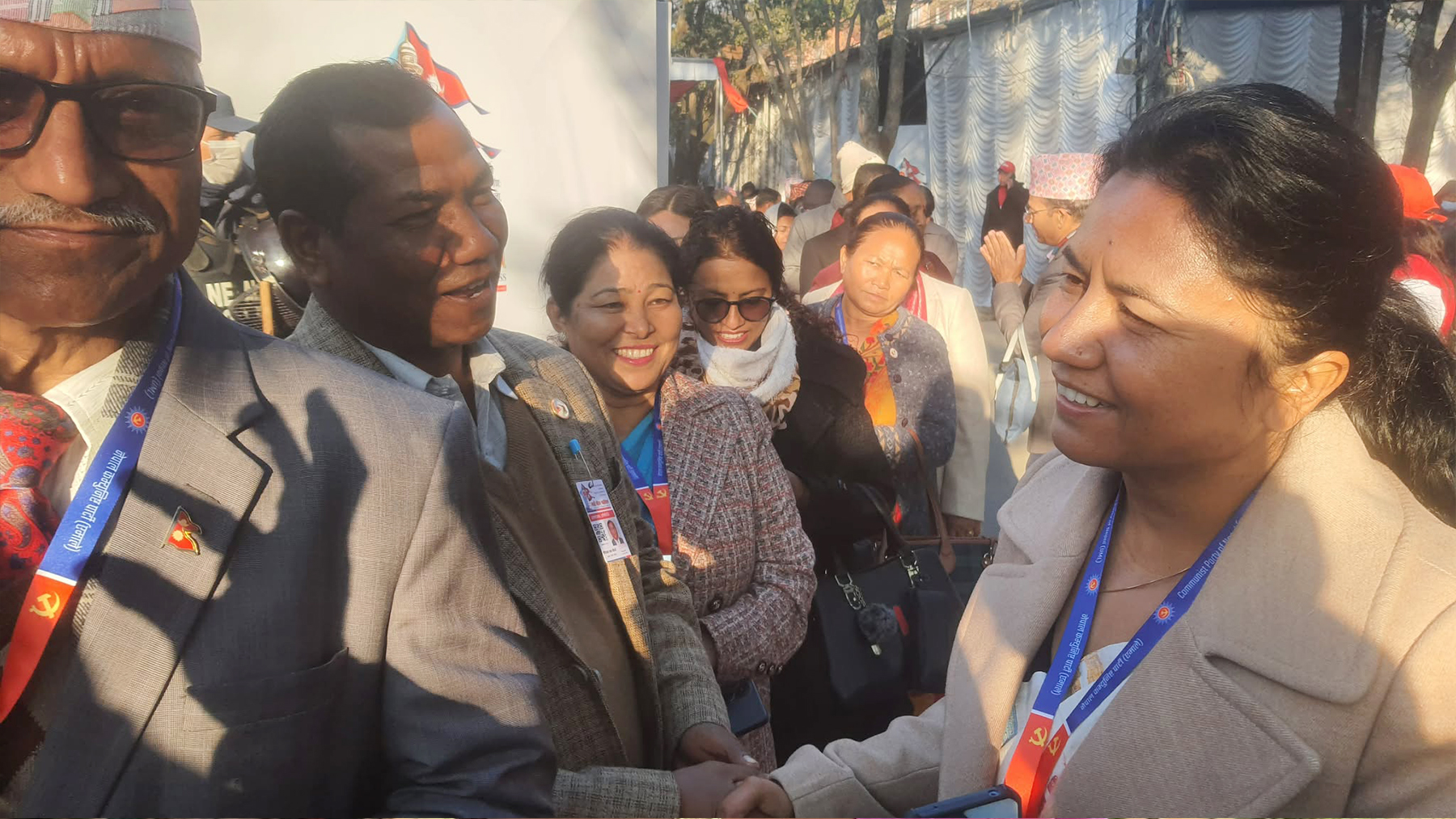 मतदानका लागि लाइनमा एमाले प्रतिनिधिहरू